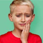 Crianças estão sofrendo, cada vez mais cedo, com dores na articulação da boca